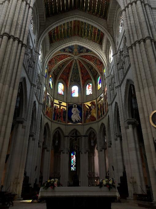 Cerkev je prazna, ogromni stebri brez podstavka se vzpenjajo naravnost iz tlakovanih tal, skozi okroglo okence