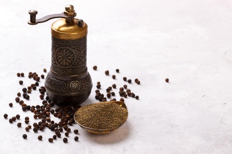 Črni poper je pomembna začimba zaradi svojih čistilnih in antioksidativnih lastnosti.