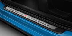 1.550 9M9 - Notranja oprema Predpražniki spredaj in zadaj 0TD Stropna obloga v tkanini jekleno sive barve 6NJ - Stropna obloga črne, barve Vstopne letve z aluminijastimi vstavki osvetljene Potrebno
