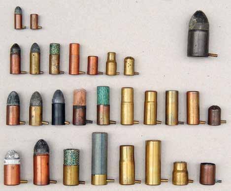 žalostna razvalina nekoč bil revolver z igličnim vžigom lefoše (sliki 8 in 9). Slika 10: Revolverske naboje so izdelovali v kalibrih 5, 7, 9, 12 in 15 mm.