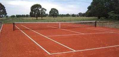 Za uvod naj povem, da se tenis lahko igra na prostem ali v dvorani. Teniško igrišče je lahko travnato, prekrito s posebnim peskom (tenisit), asfaltirano ali iz umetnih mas.