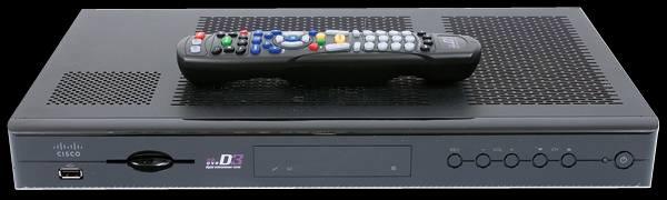Pri analogni kabelski televiziji (danes je ta pristona pri uporabnikih v le nekaj odstotkih) se je koaksialni kabel priklopil direktno v TV sprejemnik, uporabnik pa je z ročno namestitvijo namestil