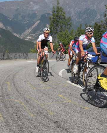 POLNO, PROSIM I SIMPLY CLEVER Besedilo: Aleš Fevžer Foto: Aleš Fevžer Alpe d'huez velja za najbolj legendarni klanec na kolesarski dirki Tour de France.