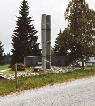 Pri Kosovi domačiji zavijete po markirani poti v hrib mimo Kosovih pečin, z razgledom na prostrane planote