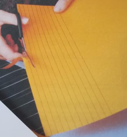 NAVODILA 1. del: Tkanje osnovnih vezav Preskusi se v spretnosti prevezovanja niti v tkanini. Iz papirja si natančno izreži trakove (cca 0,5 1 cm). Glej primer na sliki.