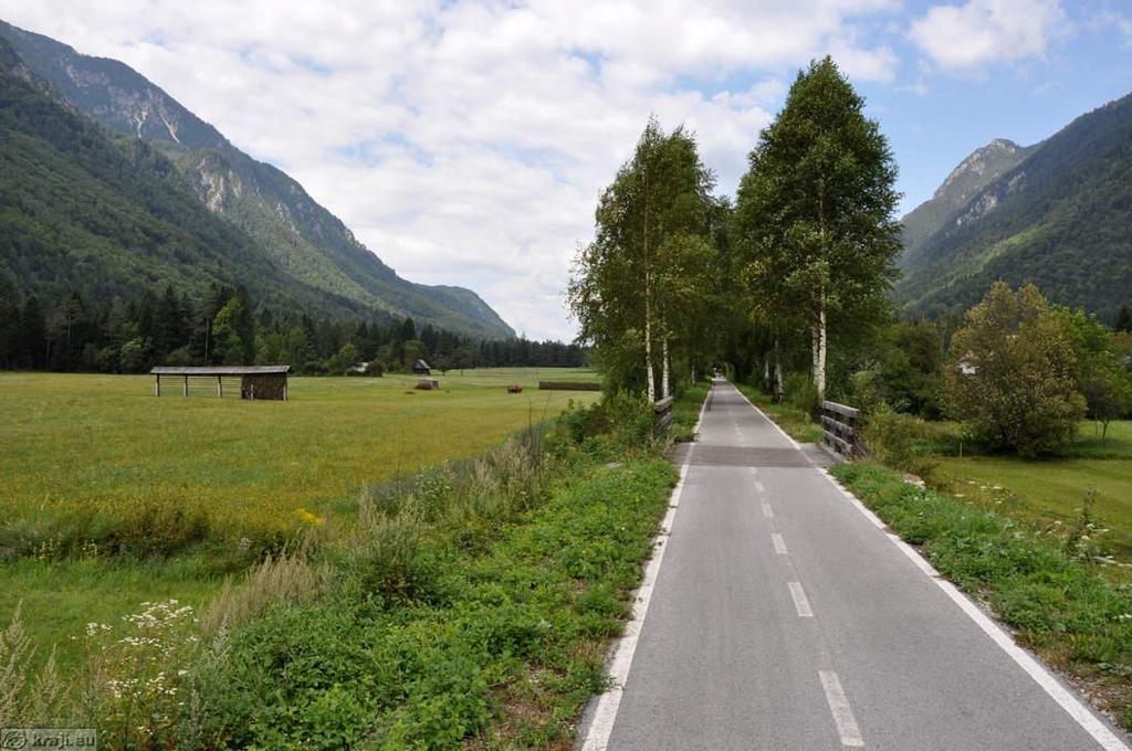 10 3.1 Kolesarska pot Kolesarska pot je s predpisano prometno signalizacijo označena, praviloma samostojno potekajoča javna cesta, namenjena primarno prometu kolesarjev.