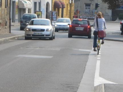 14 Slika 8: Kolesarji na vozišču (Vir: Tollazi & Renčelj 2013) Glede na obstoječo zakonodajo se je potrebno zavedati, da morajo kolesarji v takšnem primeru voziti drug za drugim, po desni strani