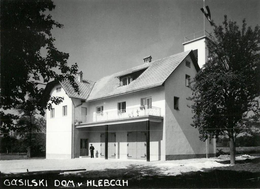 Nov gasilski dom v Hlebcah, 1959 Vir: arhiv druţine Grilc Objavljeno v: Glas Gorenjske, 3. 9. 1959 Volitve in imenovanja OLO Kranj. Na seji dne 30.