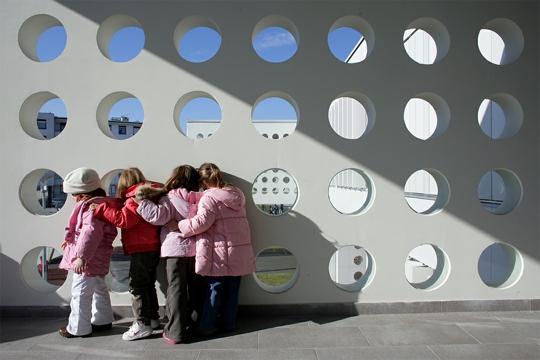 14 5 VRTEC IN NAČRTOVANJE Slika 5.1 Arhitektura za otroke Arhitektura za otroke, predvsem njene pedagoške ustanove, kot so vrtci in šole je danes velik problem.