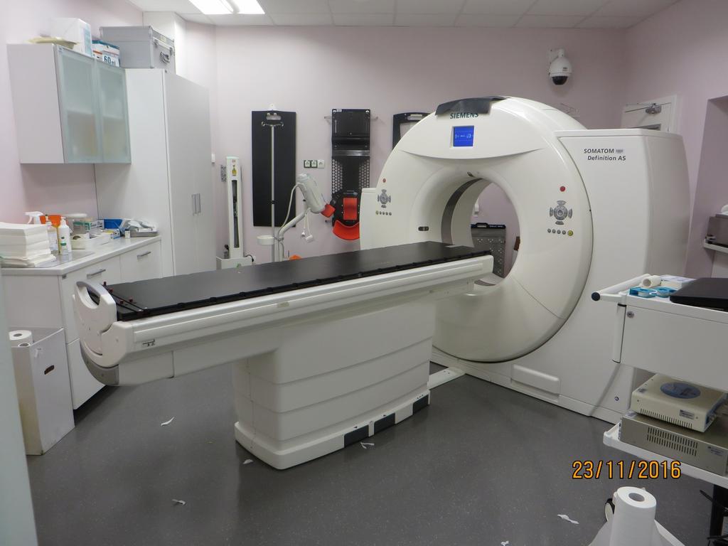 Slika 5. Simulator - CT aparat, ki omogoča, da se področje, ki ga bomo obsevali, prikaže v vrsti prečnih presekov, ki so med seboj oddaljeni 3-5 mm.
