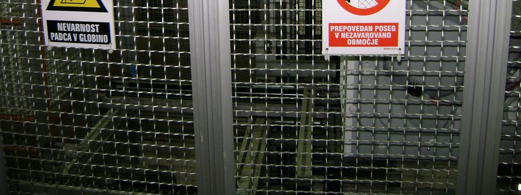 Na sliki spodaj je prikazana zaščitna ograja okoli dvižne mize s škripčevjem, kar pa otežuje pristop do