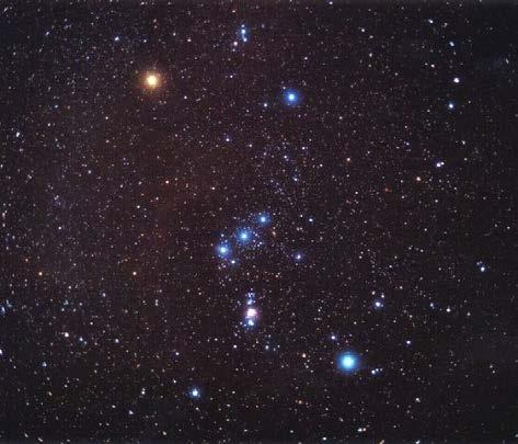 A B Slika 16: A: Orion: tri zvezde blizu središča tvorijo Orionov pas; svetla rdeča zvezda proti vrhu je Betelgeza, svetla zvezda spodaj desno pa Rigel.