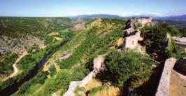 hr S svojih sedem sedrenih slapov in skupnim padanjem od 242 metrov ter največjo sedreno bariero v Evropi, znamenitim Skradinskim bukom, predstavlja naravni