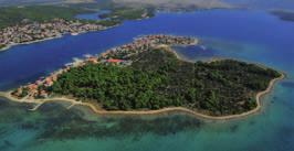 com spletna stran: www.visit-krapanjbrodarica.com Krapanj je najmanjši, najnižji in najbolj naseljeni sredozemni otok, površine 0,36 km in povprečne nadmorske višine 1,5 metrov.
