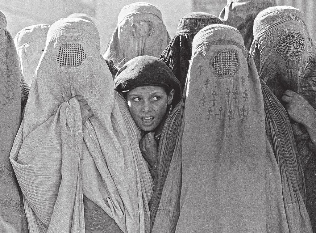Uvod: Poskus zamejitve 25 Slika 2 Santiago Lyon, Ženske v Kabulu, 13. 11. 1996, fotografija.