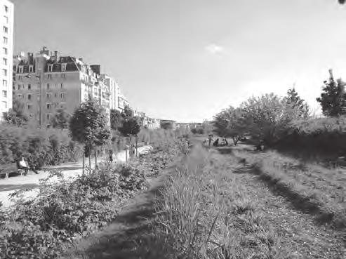 Prikaz območja: (a) osrednji del, (b) sprehajalna pot ob stanovanjskih blokih, (c) otroško igrišče, (d) ploščad in travnik ter na desni rob, ki meji na železniško območje (foto: Nataša Bratina
