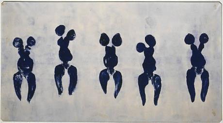 Yves Klein je pripravil performans, ki je vključeval žive modele. Tri ženske so se z golimi telesi ob spremljavi živega orkestra povaljale v modri barvi ter nato ustvarile odtise.