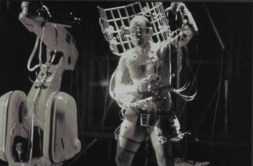 Slika 11: Stelarc, Parazit, 1997, performans, pridobljeno na: http://www.aec.at/fleshfactor/fest97/stellarc2.jpg (datum dostopanja: 28.08.2014).