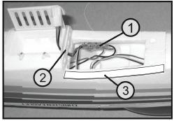 To delo izvedite samo pri izklopljenem sprejemniku! Končne tirnice krilca (11) morate nato izravnano povezati z tirnico nosilne ploskve (12).