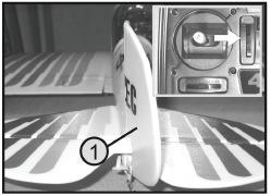 Slika 10a Če boste levo krmilno palico na oddajniku (glejte sliko 2, pozicija 10) potisnili v levo, se mora zakrilce smernega krmila (1) obrniti za približno 2,5 cm v levo.