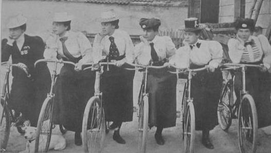Število žensk v društvih je navkljub strogim pravilom vpisa vztrajno raslo. Leta 1900 so ženske predstavljale tretjino aktivnega članstva. 27 Slika 4: Kolesarice (http://www.delo.