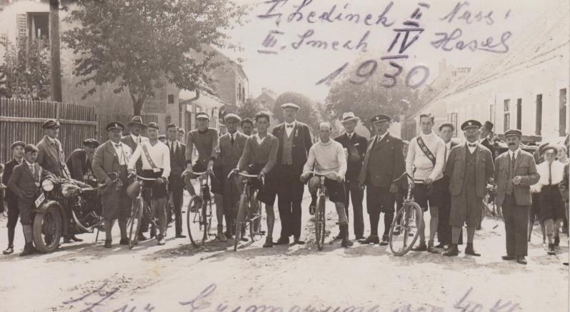 Slika 8: Tekma na 40 km, spominska fotografija, 1930 (Kolesarski klub Edelweiss 1900 Maribor, PAMB/1509, št.1.) Slika 9: Tekma na 30 km.