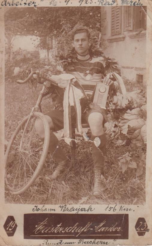 Slika 11: Johann (Ivan) Vesenjak, zmagovalec mariborskega pokala, 16.9.1923 (Kolesarski klub Edelweiss 1900 Maribor, PAMB/1509, št.1.) Leta 1926 je bila zaradi vse večje priljubljenosti in razširjenosti kolesarskega športa ustanovljena Mariborska kolesarska podzveza.
