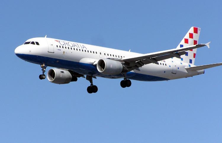 6. Airbus A320-200 Airbus A320-200 je uskotrupni putnički zrakoplov koji pripada obitelji zrakoplova (A318, A319, A320 i A321). Zrakoplov je proizveden 1984.