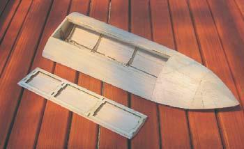 Slika 2.15: Preprosto, a trdno izdelan čoln MČ Luka II (TIM, 2006) 2.3.3 Preproste jadrnice Jadrnice spadajo med najstarejša in najpreprostejša plovila.