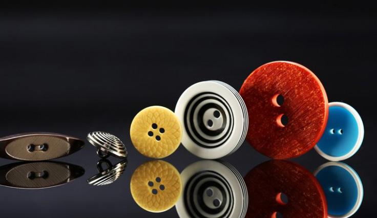 04 05 DOLEJŠI - MODNI GUMBI Podjetje Dolejši - modni gumbi d.o.o. se ukvarja s proizvodnjo gumbov in dodatkov iz umetnih mas ter nakita. Tradicija podjetja sega v čas pred prvo svetovno vojno.
