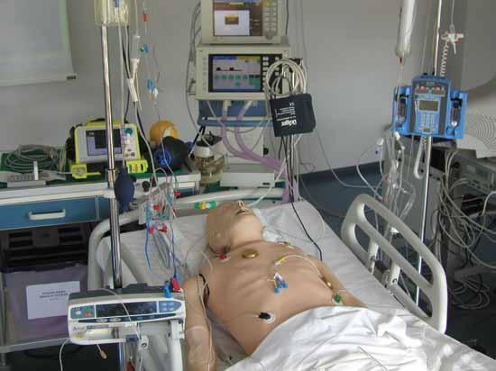 Delo je nastalo v Simulacijskem centru Visoke zdravstvene šole Univerze v Mariboru. Slika 1: Učno okolje s simulatorji in z medicinskimi napravami.