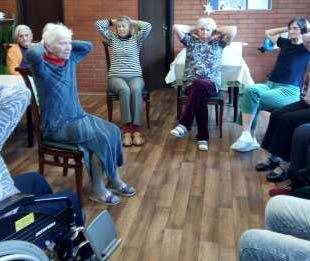 Střípky z aktivit v Roztokách V Domově Alzheimer vede cvičení seniorů klientka paní Malátová V našem zařízení máme novou cvičitelku.