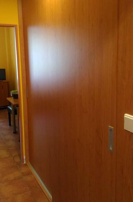Zlepšení vybavenosti pokojů v Roztokách V květnu letošního roku jsme přistoupili k výměně všech dveří a zárubní do pokojů klientů ve druhém patře našeho zařízení v Roztokách u Prahy.
