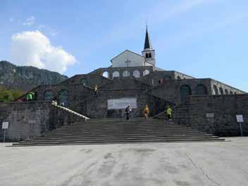 Na sredi stoji veličasten spomenik. Na Rombonu je bilo največ borcev iz Bosne, zato je na tem mestu stala prva džamija v Sloveniji. Drugi dan pa zopet nazaj v Italijo na planino Pecol - 1510 m.