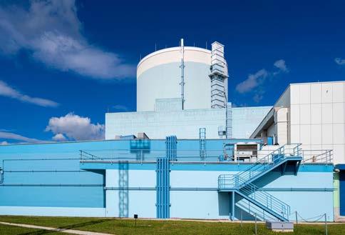 V tem delu je jedrska elektrarna podobna klasični termoelektrarni. Razlikujeta se le po viru, iz katerega se pridobiva toplota. a) Kako deluje jedrska elektrarna?