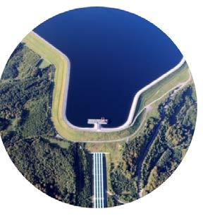 Velika večina slovenskih hidroelektrarn je pretočno-akumulacijskega tipa, kjer ima vsaka elektrarna akumulacijsko jezero, ki se