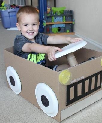 Kartonska embalaža je najcenejša in najuporabnejši gradnik večjih igrač, naredite lahko različna vozila, plovila in letala.