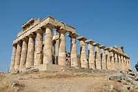 ; Elimljani (Elymians), ki so prišli iz Egejskega morja; ter Sikulci (Sicels), ki so prišli iz kontinentalne Italije okoli leta 1200 p.n.š.. Okoli leta 750 p.n.š. so pričeli Sicilijo kolonizirati Grki in jo tudi v zelo kratkem času asimilirali v helensko kulturo.