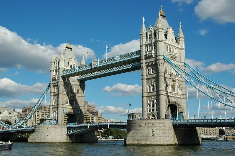 TOWER BRIDGE Tower Bridge je dvižni most čez reko Temzo v Londonu.