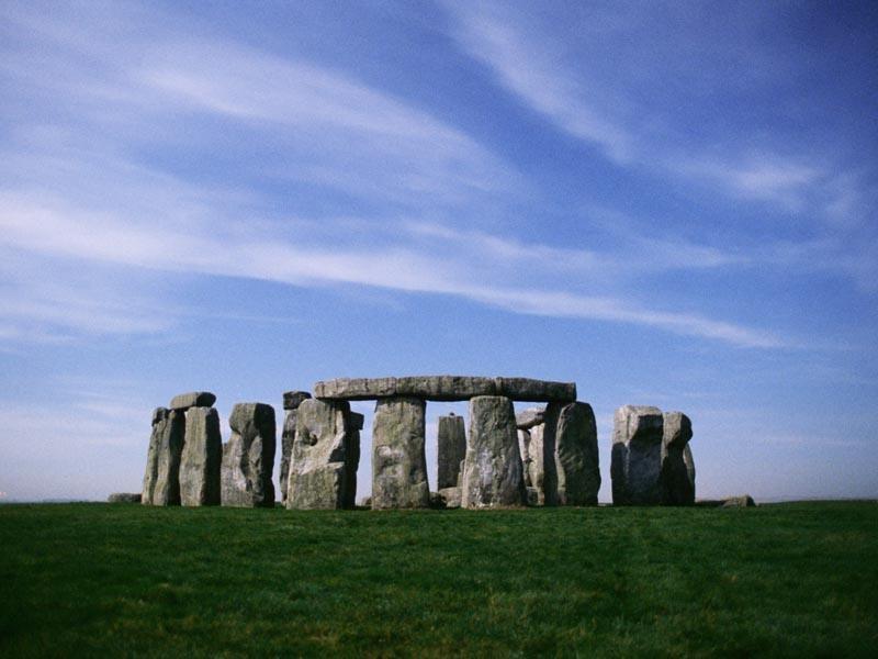 STONEHENGE Stonehenge je kamniti velikan iz bronaste dobe.