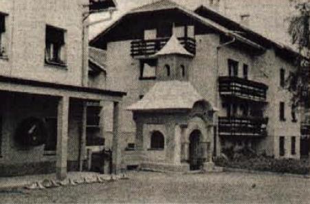 Pri Skovirju / Pri Erţenu Zapuţe, 1990 Prvi radio. Še po nečem je znana Skovirjeva hiša; tu so imeli prvi radio ţe leta 1924.