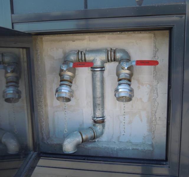 MESTO ZA DOVOD VODE Mesto za dovod vode za gasilce (slika 5) predstavlja posebna armatura z enim ali dvema priključkoma B za gasilske cevi, povratnim ventilom in cevko za odvodnjavanje voda; vse
