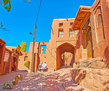 skriva tudi mnogotere znamenitosti mesta, saj poti z bazarja vodijo v lepša in manj lepa dvorišča, manjše mošeje in celo v šolo.
