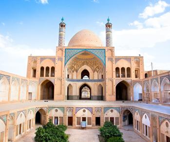znamenitosti glavne mošeje. Mošeja Jameh je hkrati tudi največja mošeja v Iranu, čeprav je manj atraktivna kot Imamova mošeja na glavnem trgu.