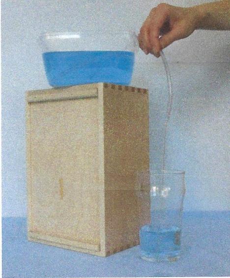 Opravi naslednji poskus Potrebuješ dve posodi, vodo in gumijasto cev. Eno posodi napolni z vodo.