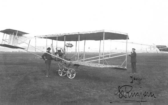 Tekmovalno leto 1909, polno letalskih inovacij in tehničnih rešitev ter tekmovanj v trajanju in dolžini poletov, je bilo vroče tudi za brata Edvarda in Josipa Rusjana Izdelala sta namreč svoje prvo