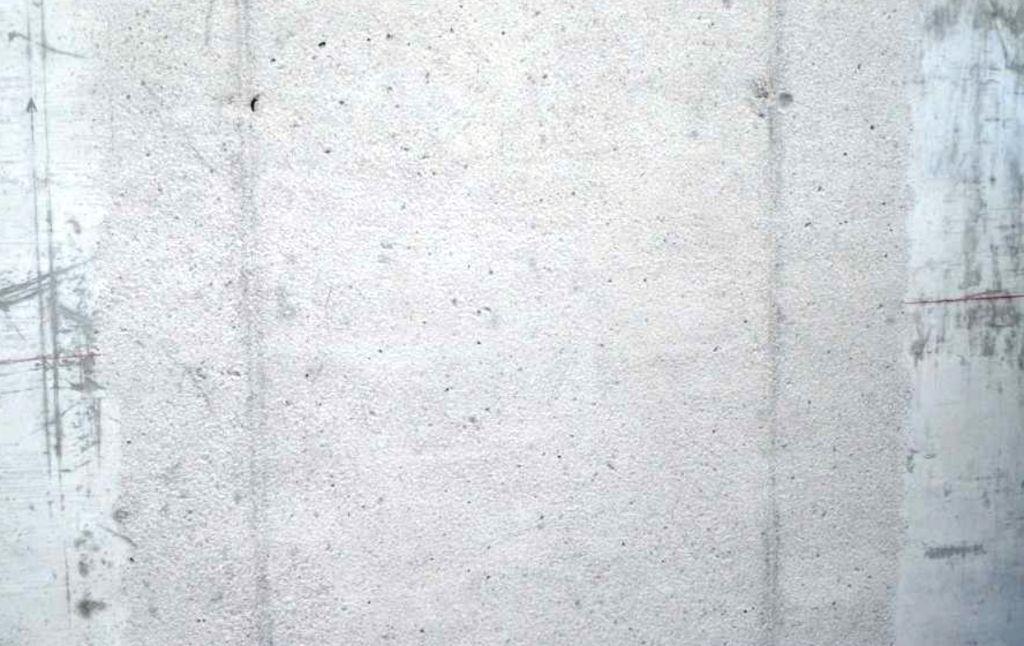 Izvedba vidnega betona Stran 25 Videz stika okvirnega opaža po izvedbi štokanja. Stik opaža je še vedno viden (slika 3.8). Slika 3.8: Videz stika okvirnega opaža.