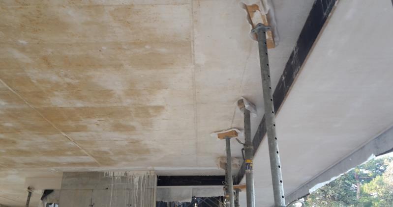 Stran 28 Izvedba vidnega betona Slika 3.13: Primerjava videza betonskega stropa z zaščiteno armaturo (desno) in nezaščiteno armaturo (levo). (Vir: Ercegovič) 3.