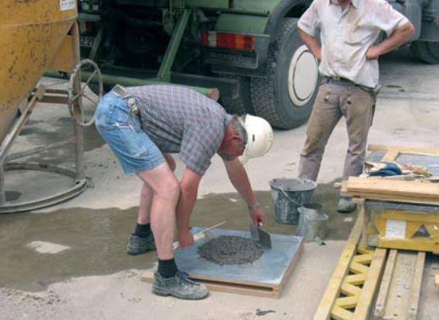 Stran 56 Izvedba vidnega betona 5 VGRAJEVANJE BETONA Postopek vgrajevanja betona je najpomembnejši sestavni del pri izvedbi vidnega betona. Začne se že pri naročilu betona.