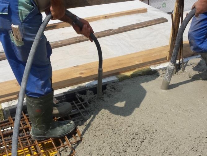 Izvedba vidnega betona Stran 59 Na gradbišču se največkrat uporabljajo vibracijske igle. Zunanji zgoščevalci pa se uporabljajo pri izdelavi prefabriciranih izdelkov.